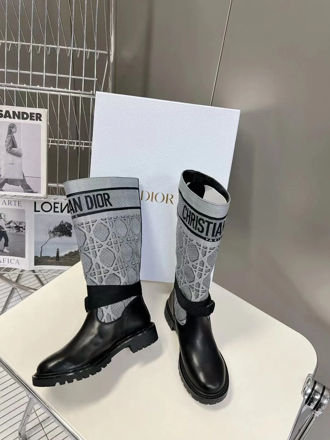 👟👟Ex-factory price 560👟👟 Dior color-blocking new boots for autumn and winter, the latest electric embroidery color-blocking letter logo for autumn and winter, round-toe high-top knight boots for women, Material: first-layer cowhide stitched with electric embroidery fabric, sheepskin lining for feet, original molded TPU outsole Size: 35-40 yards